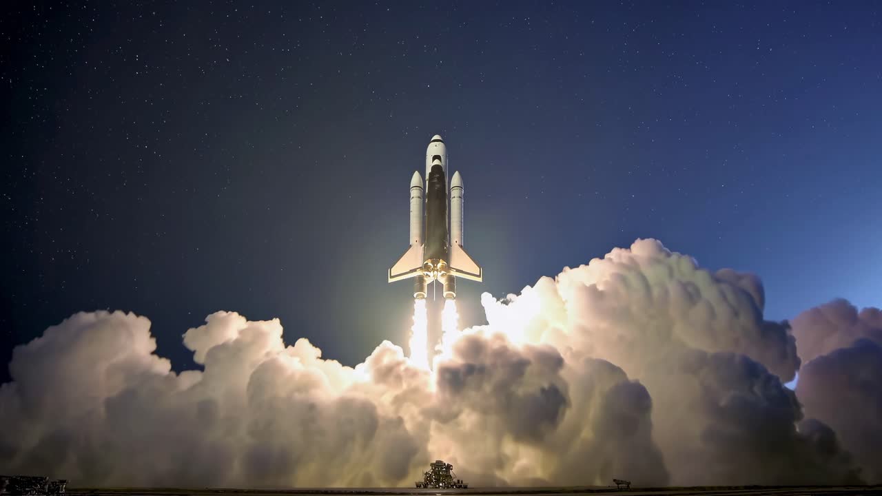 Ripresa video dal basso di un lancio di uno space shuttle in un cielo notturno stellato