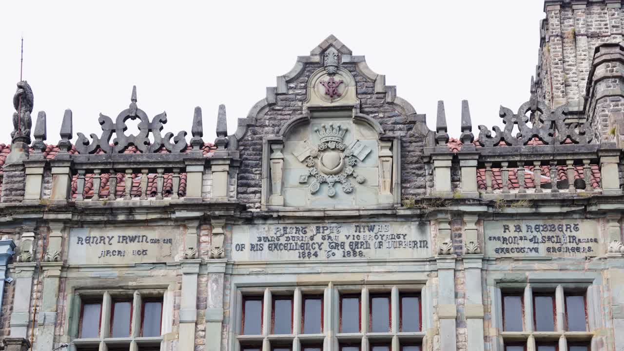 Esterno dell'Istituto indiano di studi avanzati che mostra l'architettura dell'era coloniale.