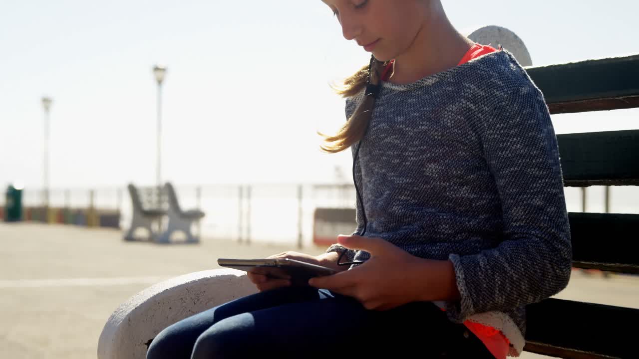 chica usando tableta digital en la playa 4k