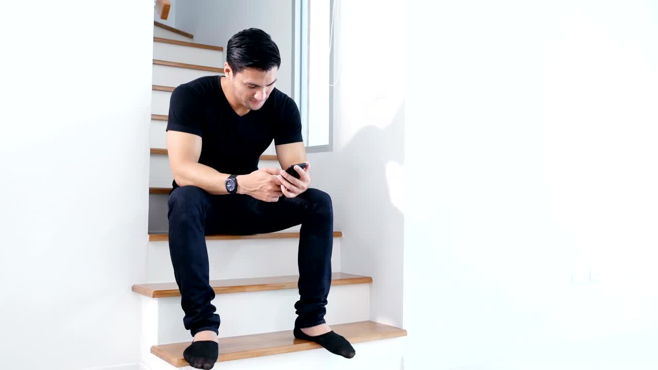 집에서 스마트폰을 사용하는 사람: 4k 해상도