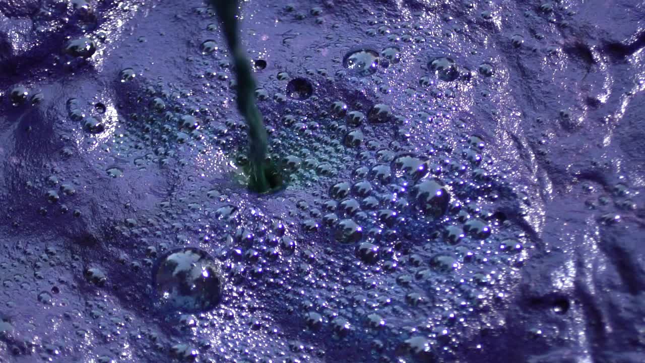 жидкость и пузырьки в процессе крашения органического текстиля и ткани порошковым красителем из мадеры