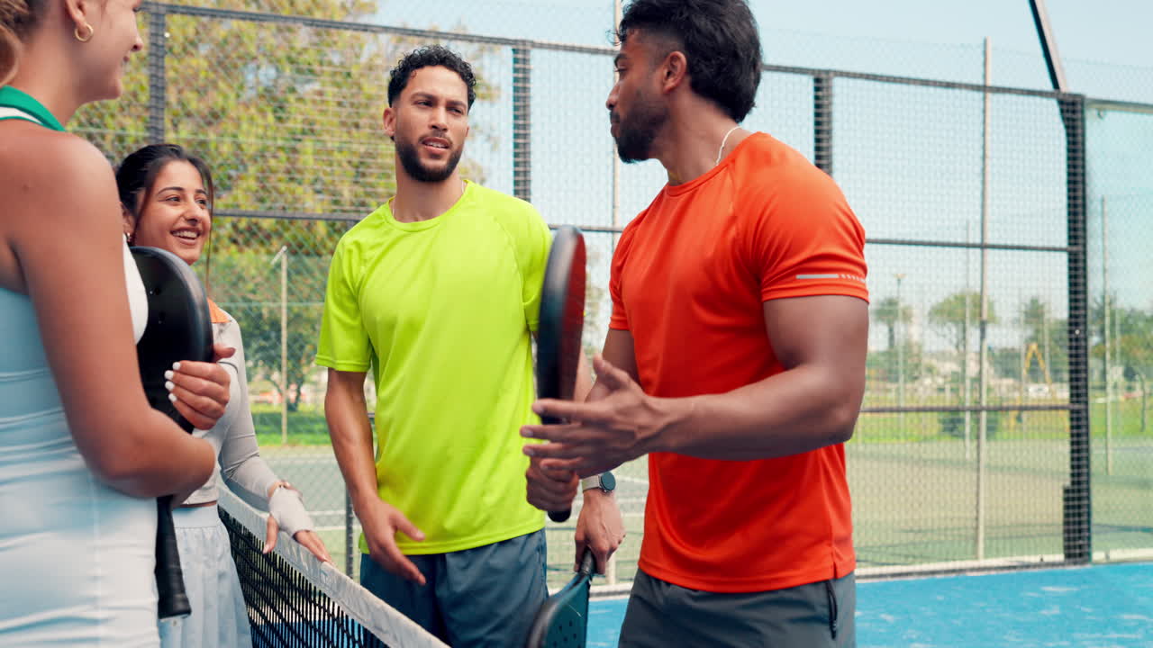 Amici che si danno il cinque e parlano su un campo da padel