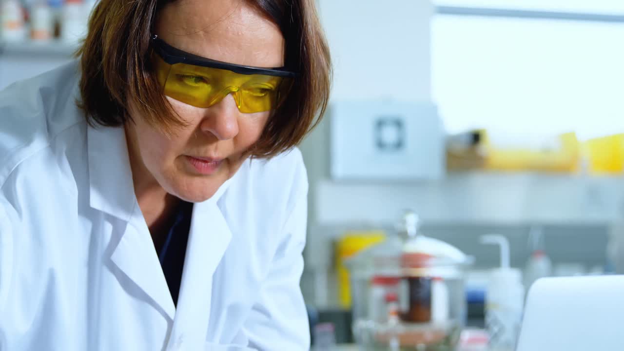 científica experimentando en el laboratorio 4k