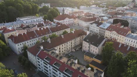 Drone-Disparó-Sobre-El-Centro-De-Tartu-Durante-El-Verano,-Hermosos-Tejados-Rojos-Y-Edificios-Históricos