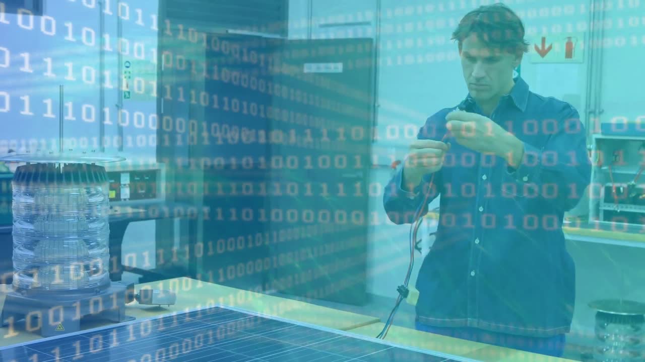 procesamiento de datos de codificación binaria contra trabajador masculino caucásico que trabaja con paneles solares