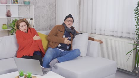 la vieja pareja tiene frío en casa.