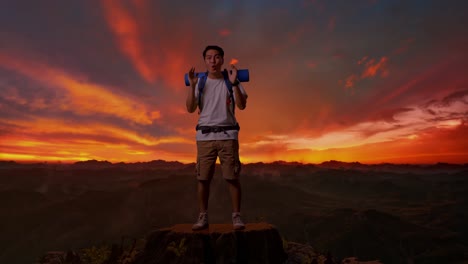 excursionista emocionado en la cima de la montaña al amanecer o al atardecer