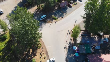 Video-De-Drone-Aéreo-De-4k-De-La-Calle-Principal-De-Talkeetna,-Alaska-Durante-La-Soleada-Mañana-De-Verano