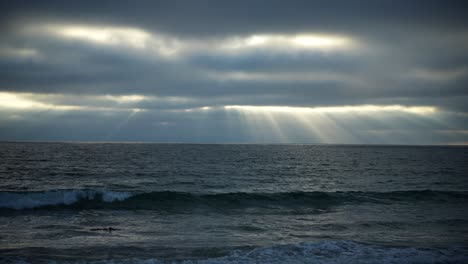 Himmelsstrahlen,-Die-Durch-Die-Wolken-über-Der-Stimmungsvollen-Meereslandschaft-Scheinen---Statisch