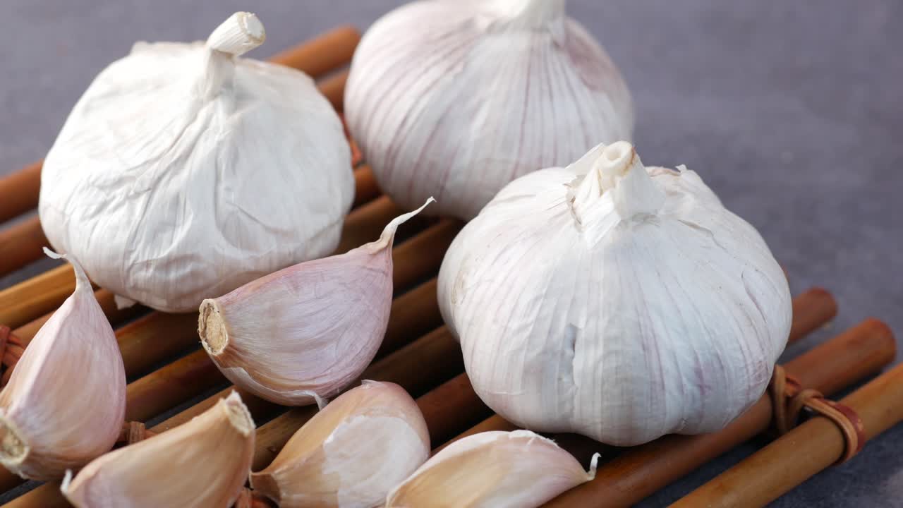 신선한 마늘 머리와 니가 대나무 매트에