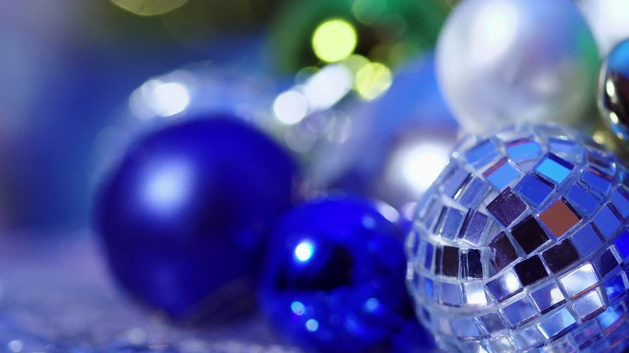 adornos navideños con fondo bokeh
