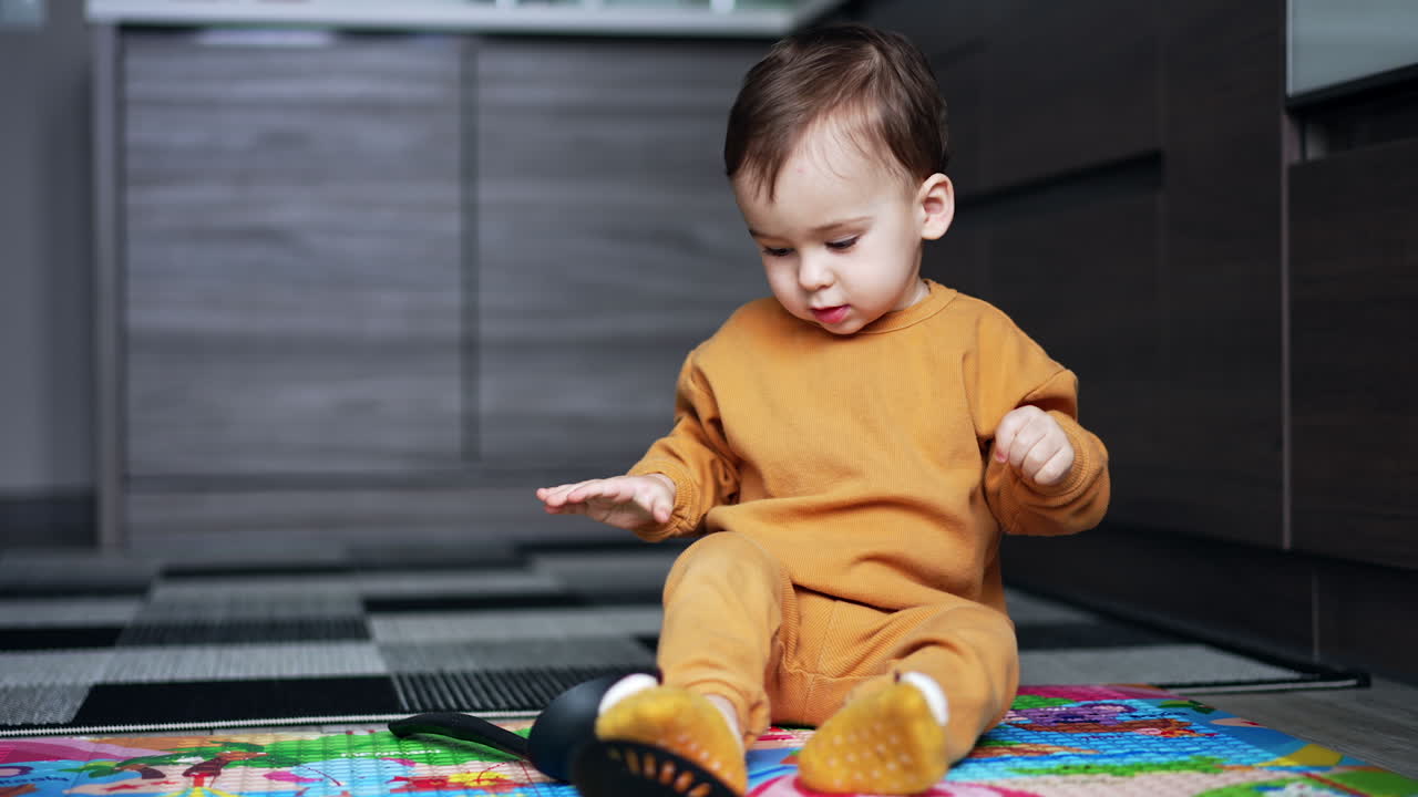 Bambino che gioca con gli utensili da cucina