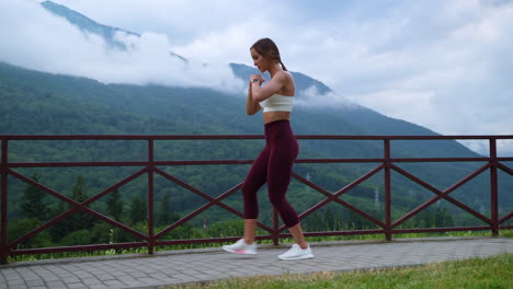 mujer haciendo ejercicio al aire libre en la naturaleza.