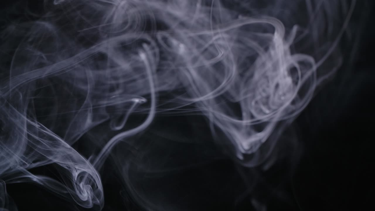 el humo blanco real se mueve sobre un fondo negro.
