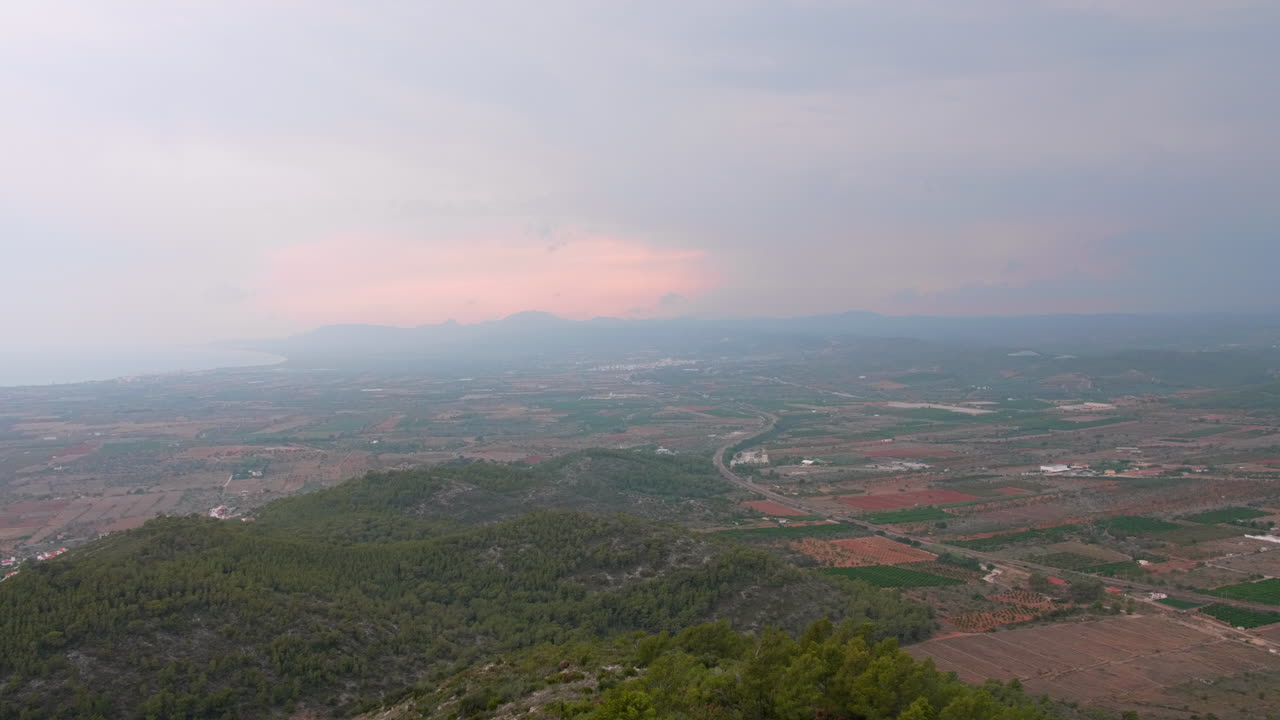toma panorámica de la costa del azahar en un hermoso día de niebla