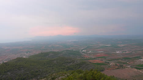 Toma-Panorámica-De-La-Costa-Del-Azahar-En-Un-Hermoso-Día-De-Niebla