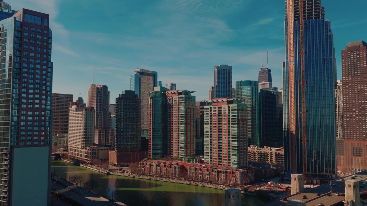 Cênico Rio Chicago e corredor Ogden Slip serpenteando por blocos de apartamentos de luxo e torres arquitetónicas de Streeterville