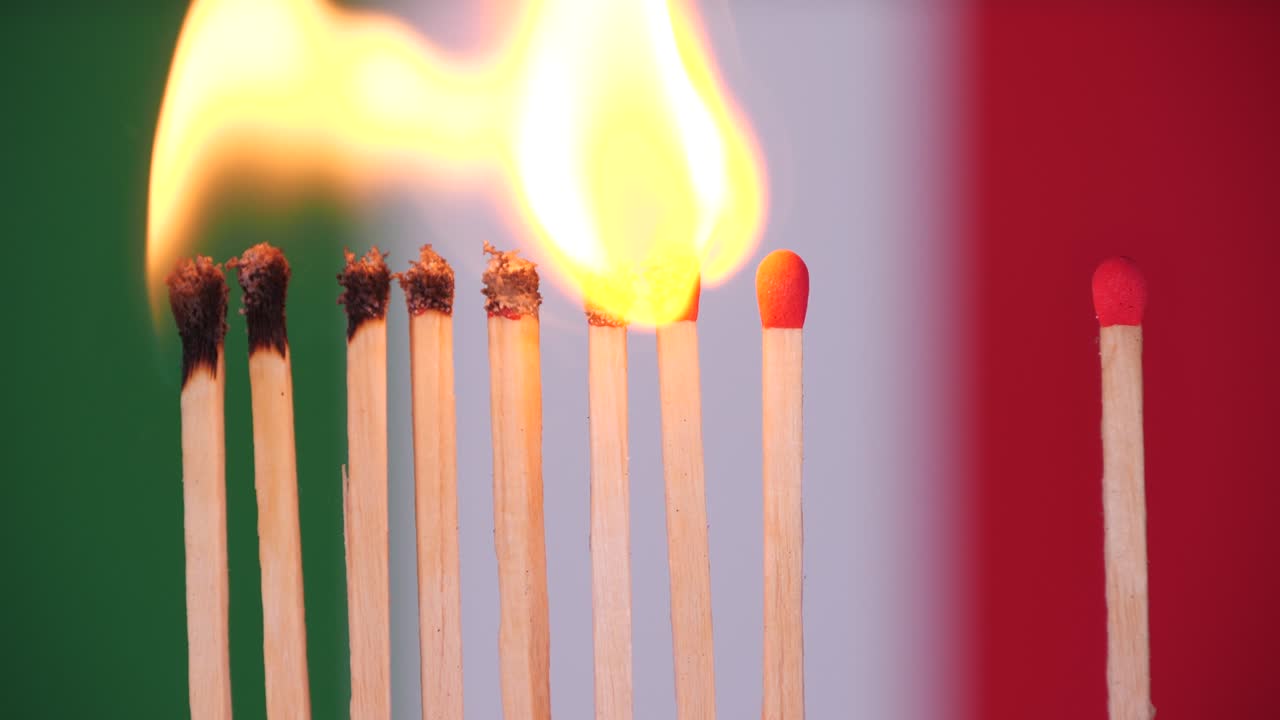 brote de coronavirus, distanciamiento social en italia. concepto: propagación de la epidemia, efecto dominó, covid-19, fósforos quemados aislados, detener la propagación del virus, mantener la cuarentena, bloqueo