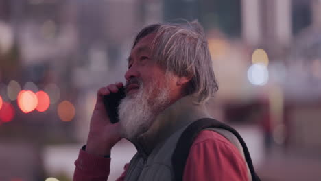 Asiatischer-älterer-Mann,-Mit-Telefon