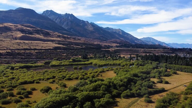 Ripresa aerea di uno splendido paesaggio montano a Glenorchy, Nuova Zelanda