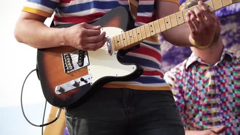 actuación musical en vivo con guitarra eléctrica