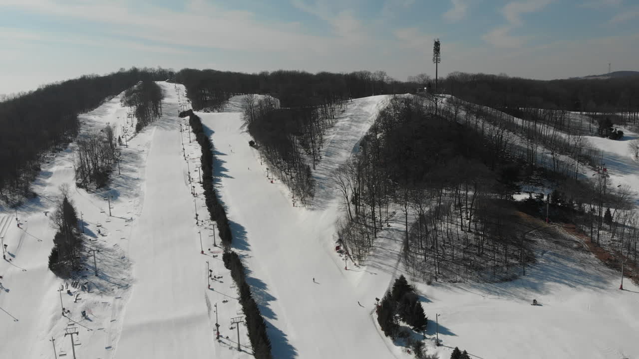 눈이 많이 내리는 겨울 에 스키 리조트 의 드론 시각