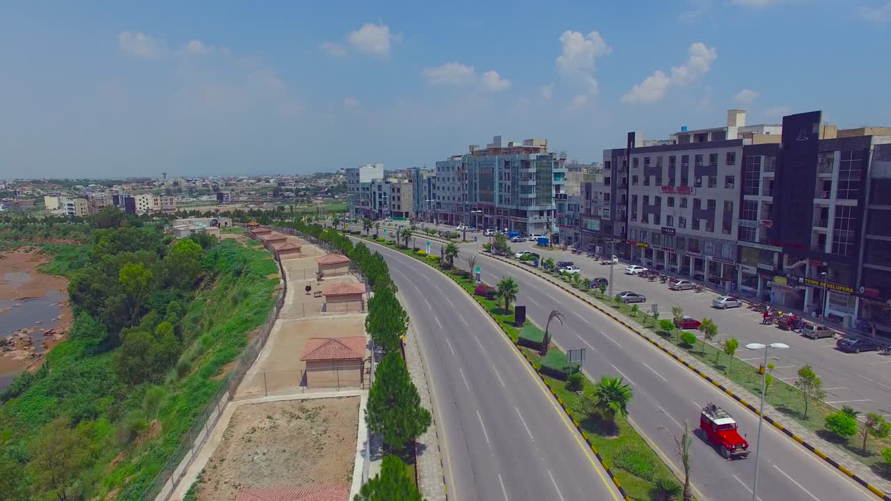 carretera modelo con edificios y vista de drones del río, autos en marcha, chitwan, nepal