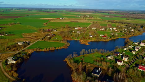 Casas-De-Vacaciones-Alojamientos-Cabañas-Junto-Al-Lago-Vista-Aérea-Paisaje-Rural