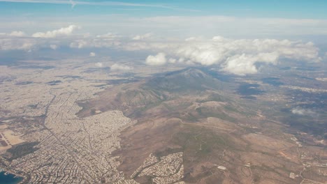 impresionante toma aérea con vistas a atenas y las montañas.