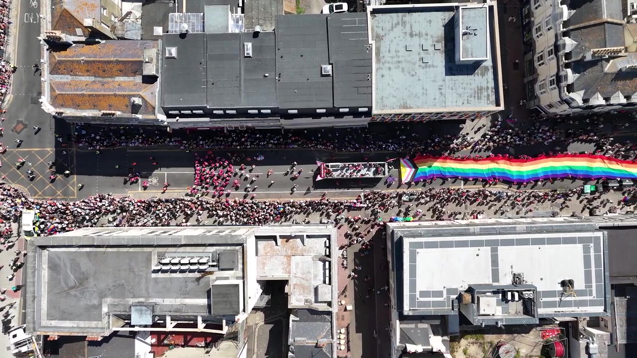 Paradeltakere, regnbueflagg og fargerike vogner fyller gatene under Brighton and Hove Pride-feiringen