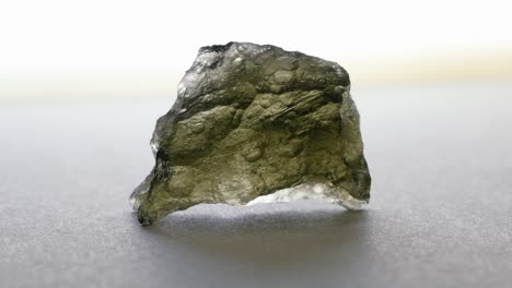 auténticas rocas de moldavita crudas piedras preciosas de cristal 4k 30p tomas macro