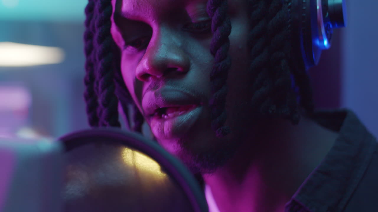 hombre afroamericano cantando en un estudio de grabación