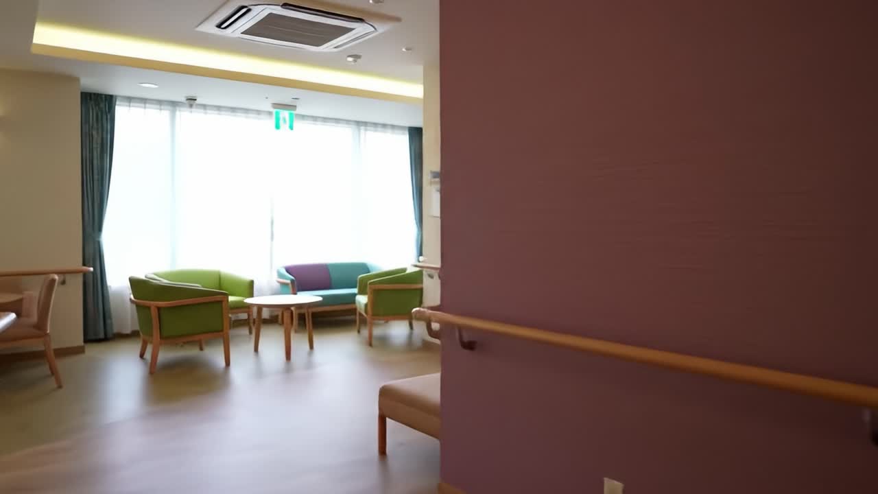 Bright, Inviting Common Room with Comfortable Seating and Natural Light in Modern Facility