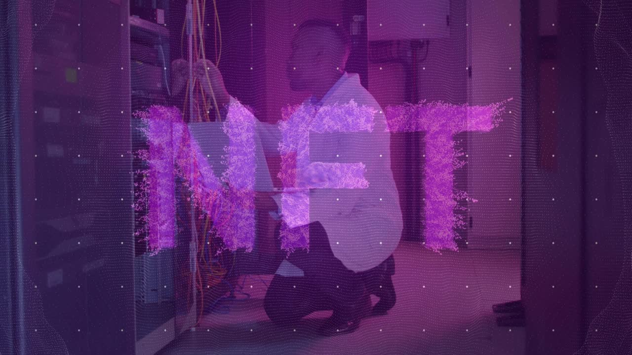 animación de nft sobre hombre afroamericano usando computadora portátil en la sala de servidores