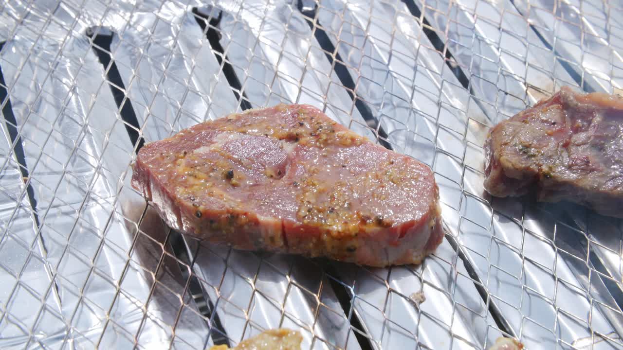 바베큐 에서 구워지고 있는 고기 조각