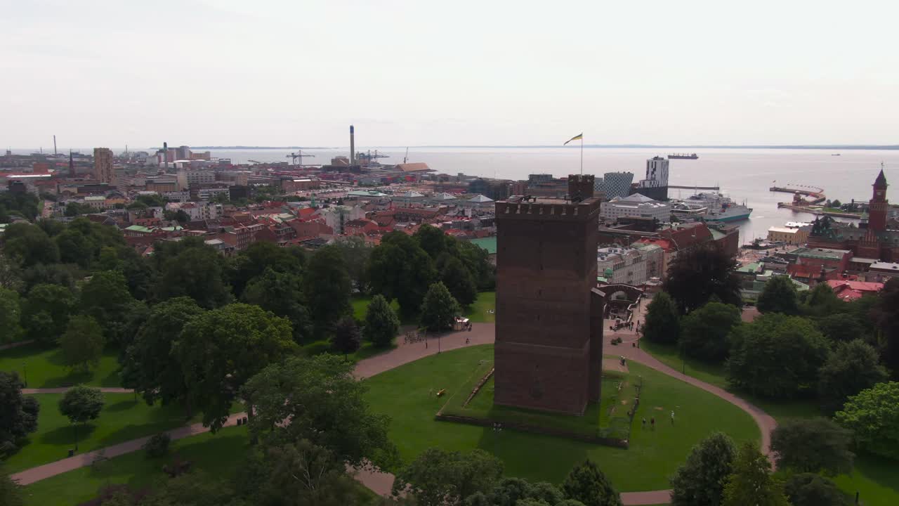 La torre medievale della fortezza, Karnan, situata nel parco di Slottshagen, si affaccia sullo stretto di Oresund