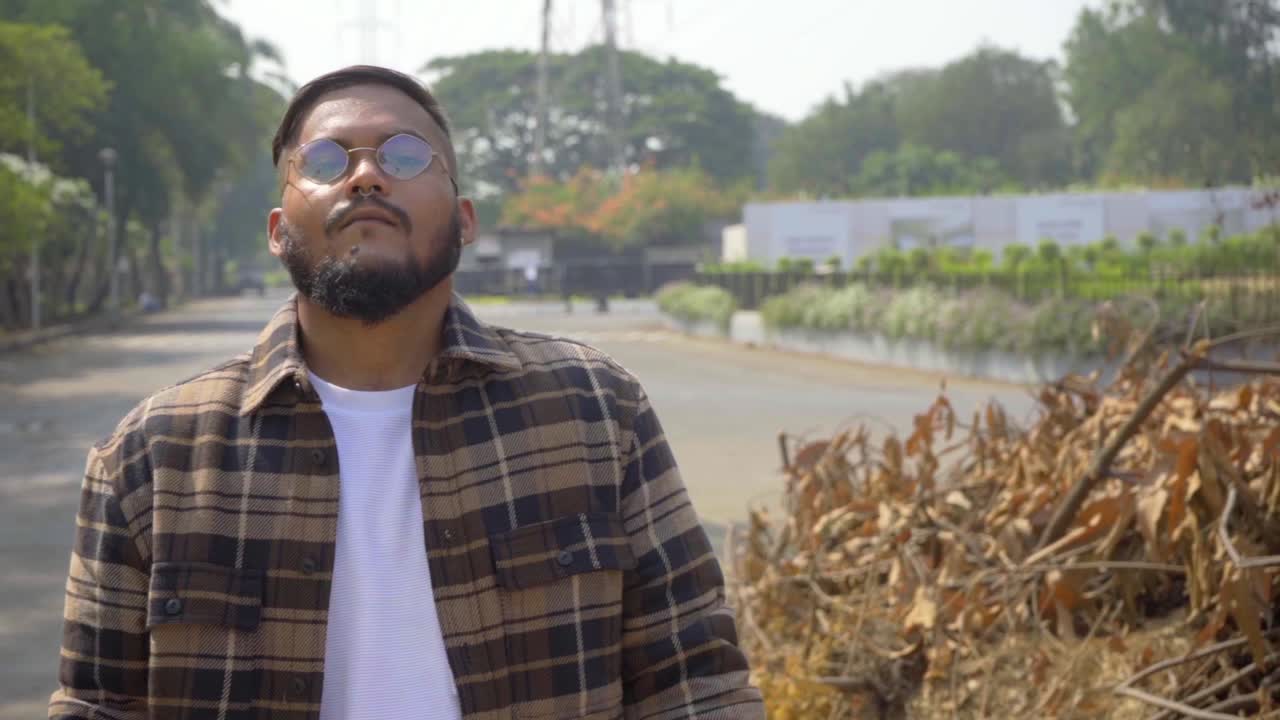 hombre caminando en la calle con ropa de moda mirando gángster a cámara lenta intensa caminata cinemática