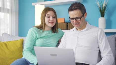 padre e hija divertido trabajo de computadora portátil.
