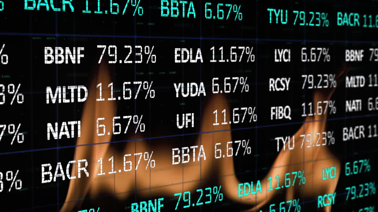 Video composito digitale di elaborazione dati di borsa su sfondo di fiamme di fuoco.
