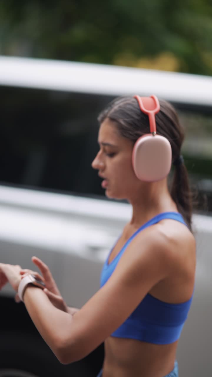 mujer trabajando en la ciudad