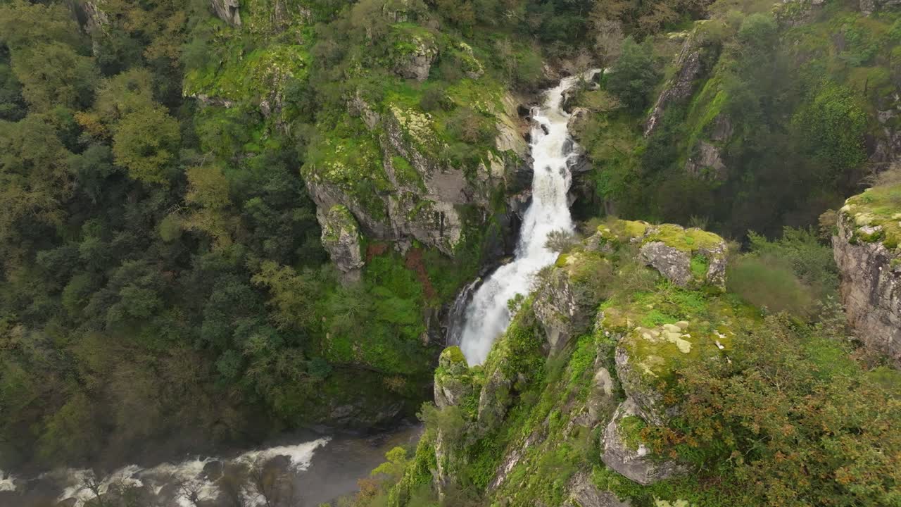 revelan las cascadas de fervenza do toxa en el exuberante valle de quintas, pontevedra, españa