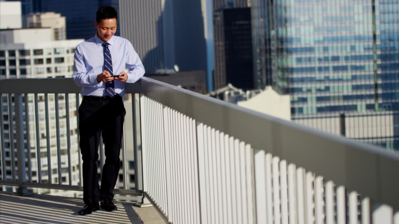 asesor de negocios masculino asiático usando pantalla táctil en el techo