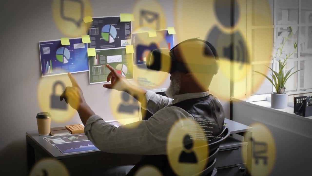 animación de procesamiento de datos e iconos de redes sociales sobre un hombre afroamericano que usa auriculares vr