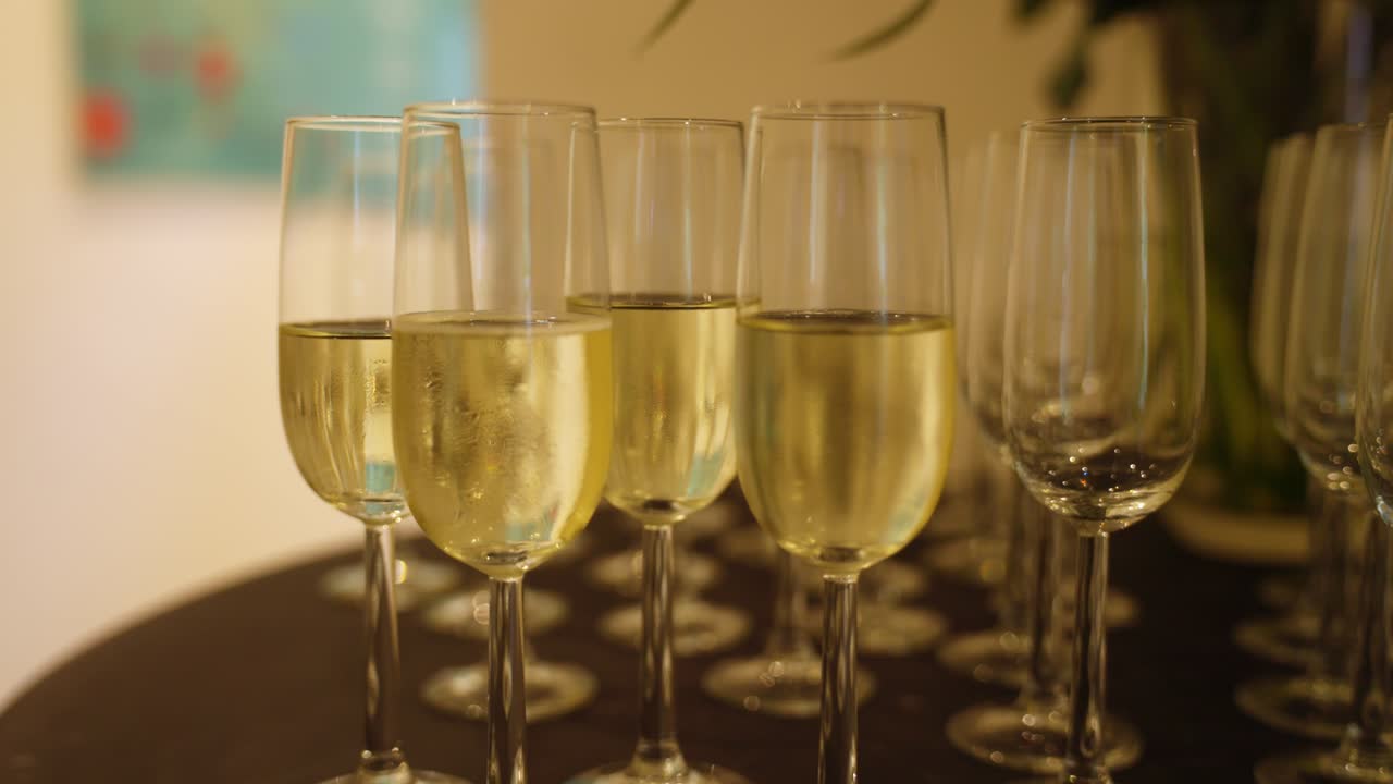 copas de champán en una mesa en la entrada de una fiesta