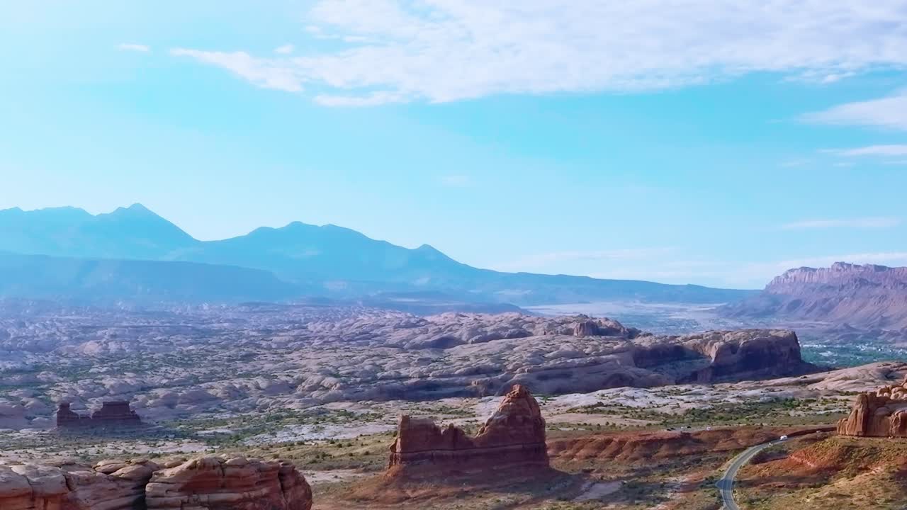 Mojave-landskab om dagen med bjerge og åben himmel