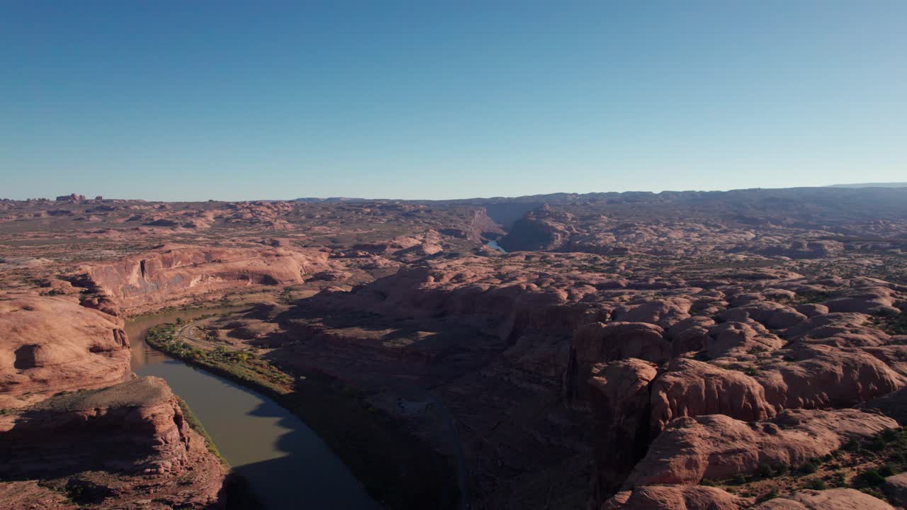 Ripresa con drone che inquadra il fiume Colorado vicino a Moab, Utah.