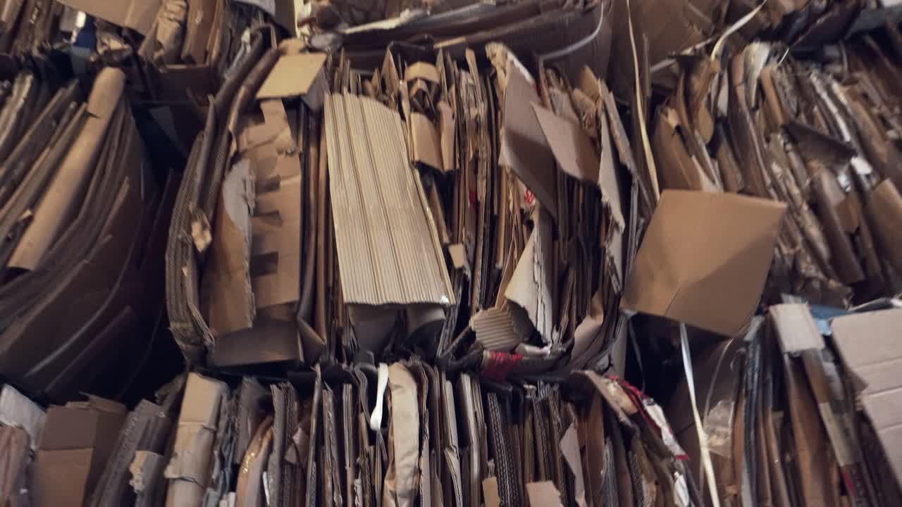 창고에서 재활용되기 위해 대기하고 쌓이는 폐지의 움직이는 클립