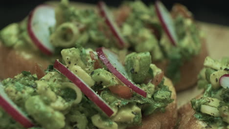 Delicioso-Aguacate-Vegano-Sobre-Tostadas-De-Masa-Madre-Con-Rábano-Y-Cilantro