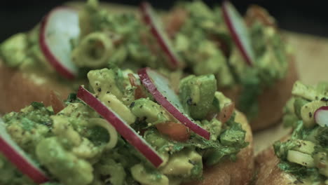 delicioso aguacate vegano sobre tostadas de masa madre con rábano y cilantro