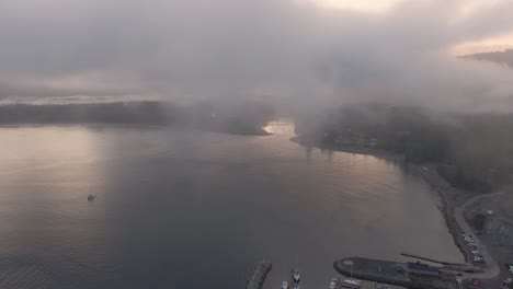 Vista-Aérea-De-Un-Pequeño-Pueblo-Aislado-En-La-Costa-Del-Océano-Pacífico-Durante-Un-Amanecer-De-Verano-Nublado